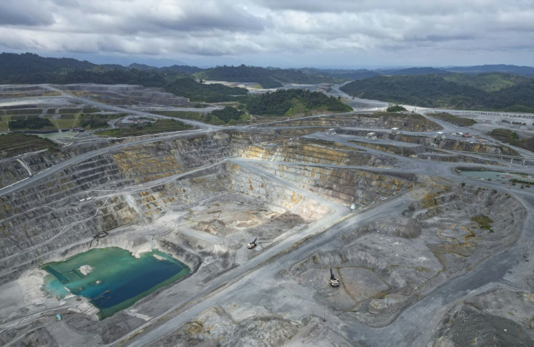 Vue aérienne de la mine de cuivre à ciel ouvert de la compagnie canadienne First Quantum Minerals, à Donoso, au Panama, le 21 mars 2025