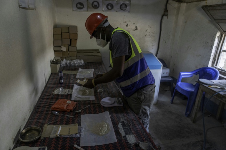 Un employé de KoBold Metals au laboratoire d'analyse d'échantillons de sol lors de l'exploration de lithium à Manono, dans le sud-est de la RDC, le 9 septembre 2026