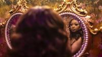 Une cliente se regarde dans le miroir dans les toilettes du restaurant et salon Zaza à Lagos, le 23 août 2025 au Nigeria
