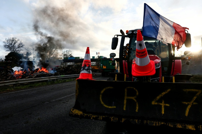 L'A63 à Cestas, au sud de Bordeaux, bloquée par des agriculteurs, le 22 décembre 2025