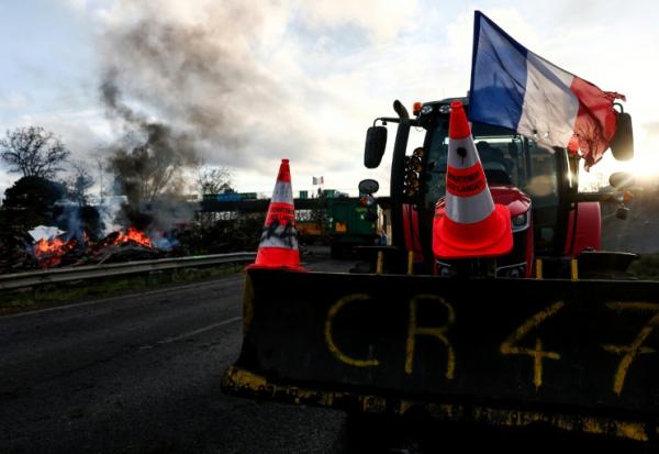 L'A63 à Cestas, au sud de Bordeaux, bloquée par des agriculteurs, le 22 décembre 2025