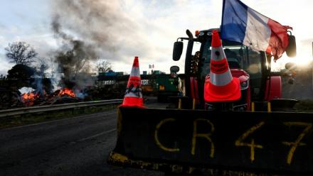 L'A63 à Cestas, au sud de Bordeaux, bloquée par des agriculteurs, le 22 décembre 2025