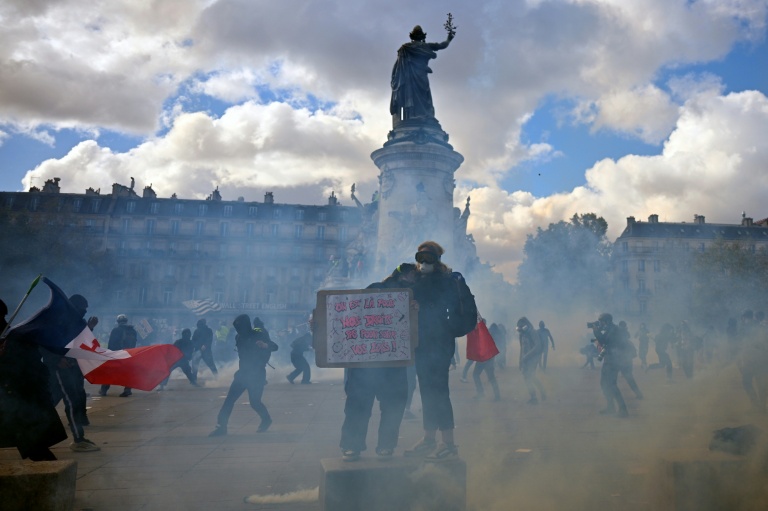 Des protestataires dans la fumée de gaz lacrymogènes lors d'une manifestation contre la vie chère place de la République à Paris, le 17 octobre 2026