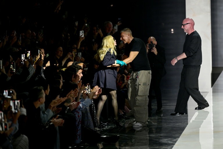 Madonna est apparue en invitée surprise samedi au défilé femmes Dolce & Gabbana à la Fashion Week de Milan
