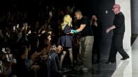 Madonna est apparue en invitée surprise samedi au défilé femmes Dolce & Gabbana à la Fashion Week de Milan