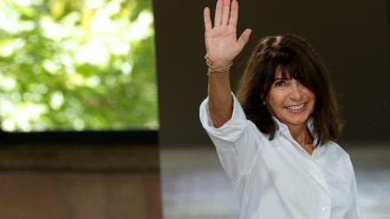 La styliste française Véronique Nichanian salue le public à la fin du défilé de la collection Hermès Homme printemps-été 2026, dans le cadre de la Fashion Week de Paris, le 28 juin 2025