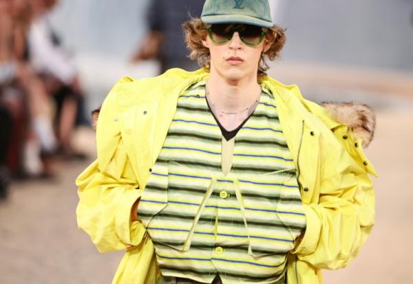 Un mannequin présente une création Louis Vuitton lors du défilé de la collection Homme printemps-été 2027, dans le cadre de la Fashion Week de Paris, le 23 juin 2026