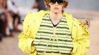 Un mannequin présente une création Louis Vuitton lors du défilé de la collection Homme printemps-été 2027, dans le cadre de la Fashion Week de Paris, le 23 juin 2026