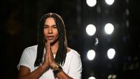Le styliste français Olivier Rousteing salue le public à l'issue du défilé Balmain présentant la collection prêt-à-porter femme printemps-été 2026, lors de la Fashion Week de Paris, le 1er octobre 2025