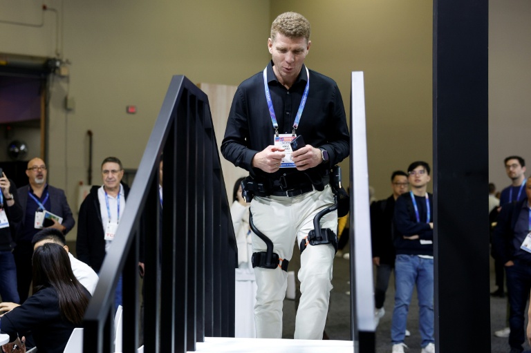Un visiteur du salon de la technologie grand public CES essaie un exosquelette de Dnsys le 6 janvier 2026 à Las Vegas