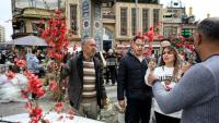 Une Iranienne achète des fleurs sur le bazar Tajrish au nord de Téhéran, le 19 mars 2026, à la veille de Norouz, le nouvel an persan