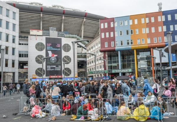 Des fans du chanteur britannique Harry Styles attendent devant la Johan Cruijff ArenA, avant sa série de dix concerts et sa tournée mondiale Together Tour, le 16 mai 2026 à Amsterdam, aux Pays-Bas