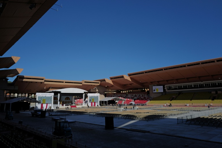 Le stade Louis II en travaux avant la visite du pape Léon XIV à Monaco, le 27 mars 2026 
