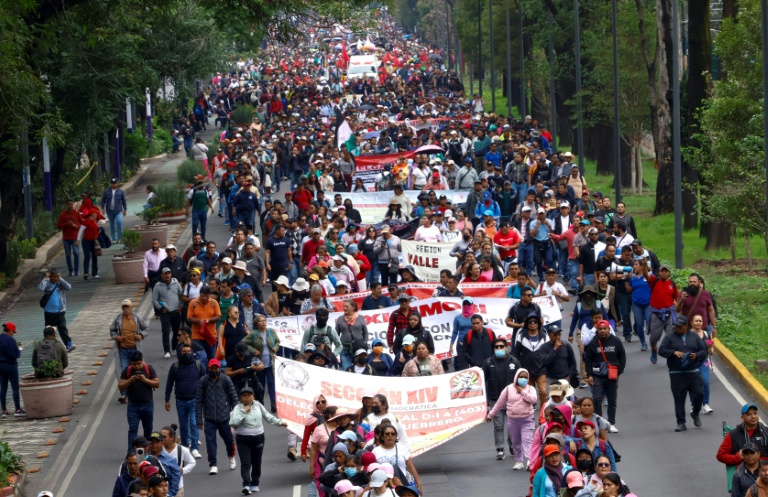 Des enseignants et des élèves marchent vers le stade de Mexico où doivent se dérouler jeudi la cérémonie et le match d'ouverture de la Coupe du monde de football, le 9 juin 2026 au Mexique