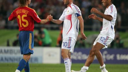 Le défenseur espagnol Sergio Ramos serre la main de Zinédine Zidane lors du 8e de finale de Coupe du monde entre l'Espagne et la France, le 27 juin 2006 à Hanovre