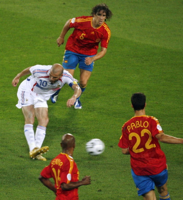 Zinédine Zidane, entouré des Espagnols Carles Puyol, Pablo Ibanez et Marcos Senna, inscrit le troisième but français face à la Roja en 8es de finale du Mondial, le 27 juin 2006 à Hanovre