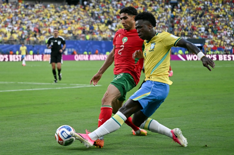 Achraf Hakimi (g) à la lutte avec Vinicius Junior lors du match du Groupe C du Mondial 2026 entre le Maroc et le Brésil (1-1), le 13 juin à East Rutherford.