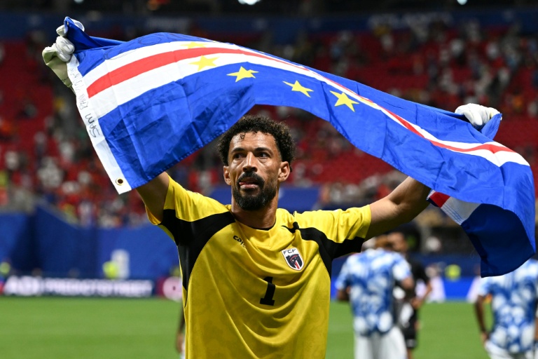 Héros du jour, le gardien du Cap Vert Vozinha célèbre le match nul de son équipe contre l'Espagne lundi à Atlanta.