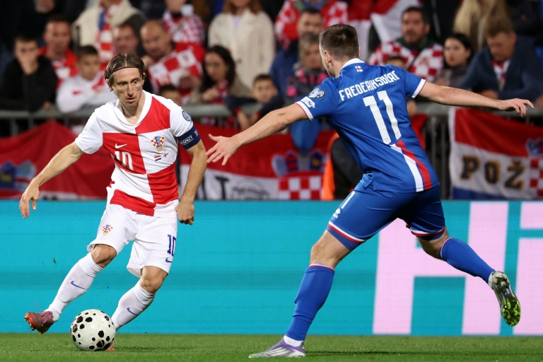 Le capitaine de la Croatie Luka Modric (gauche) lors du match de qualification pour le Mondial-2026 contre les Iles Féroé à Rijeka, le 14 novembre 2025
