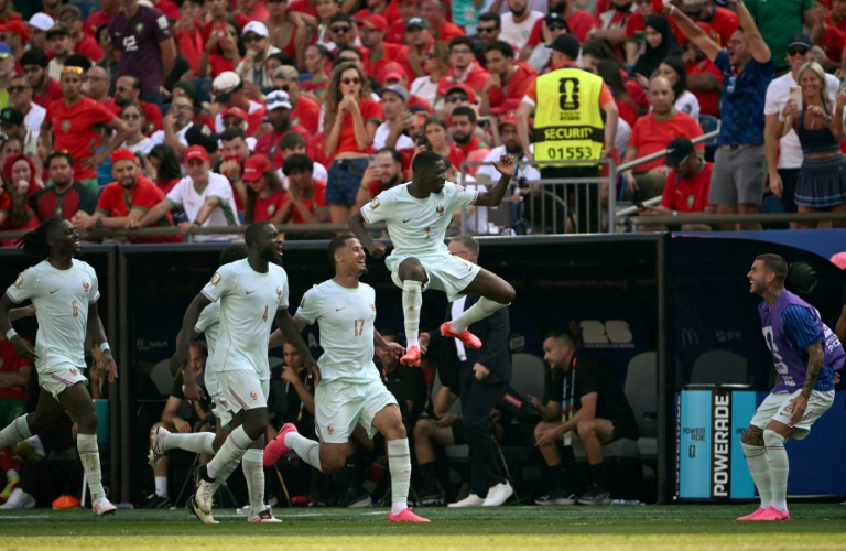 L'équipe de France, avec notamment un but d'Ousmane Dembélé (à droite) n'a laissé aucune chance au Maroc lors du quart de finale du Mondial conclu sur le score de 2-0 à Foxboro, le 9 juillet 2026 