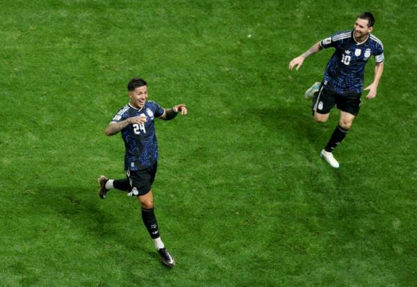 Le milieu de terrain argentin Enzo Fernandez (à gauche) et l'attaquant Lionel Messi (à droite) lors de la demi-finale remportée contre l'Angleterre le 15 juillet 2026 à Atlanta