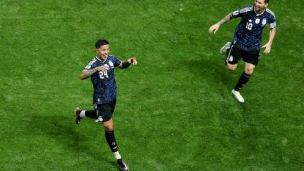 Le milieu de terrain argentin Enzo Fernandez (à gauche) et l'attaquant Lionel Messi (à droite) lors de la demi-finale remportée contre l'Angleterre le 15 juillet 2026 à Atlanta
