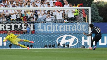 Sixième tireur du Paraguay lors de la séance de tirs au but, Jose Canale trompe le gardien allemand Manuel Neuer et envoie les Sud-Américains en huitième de finale de la Coupe du monde le 29 juin 20226 à Foxborough 