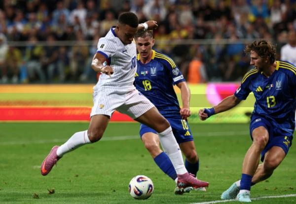 Kylian Mbappe tente de déborder la défense ukrainienne lors du match aller des qualifications au Mondial-2026, le 5 septembre 2025 à Wroclaw, en Pologne
