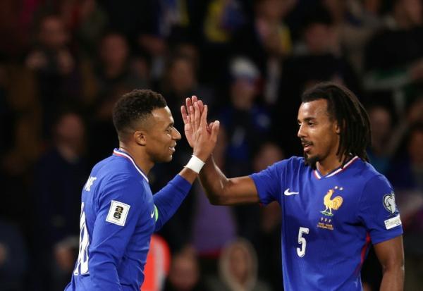 L'attaquant français Kylian Mbappe (à gauche) et le défenseur Jules Kounde lors du match de qualification pour le Mondial-2026 face à l'Ukraine, au Parc des Princes, le 13 novembre 2025