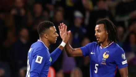 L'attaquant français Kylian Mbappe (à gauche) et le défenseur Jules Kounde lors du match de qualification pour le Mondial-2026 face à l'Ukraine, au Parc des Princes, le 13 novembre 2025