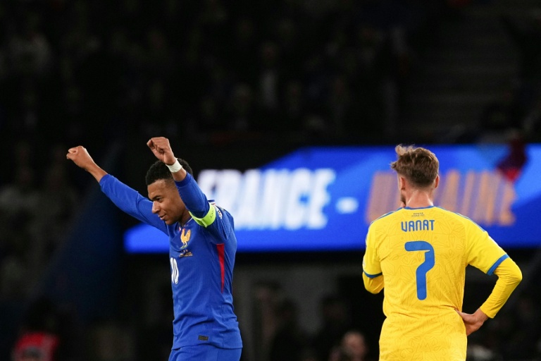 L'attaquant français Kylian Mbappé (à gauche) lors du match de qualification pour le Mondial-2026 face à l'Ukraine, au Parc des Princes, le 13 novembre 2025