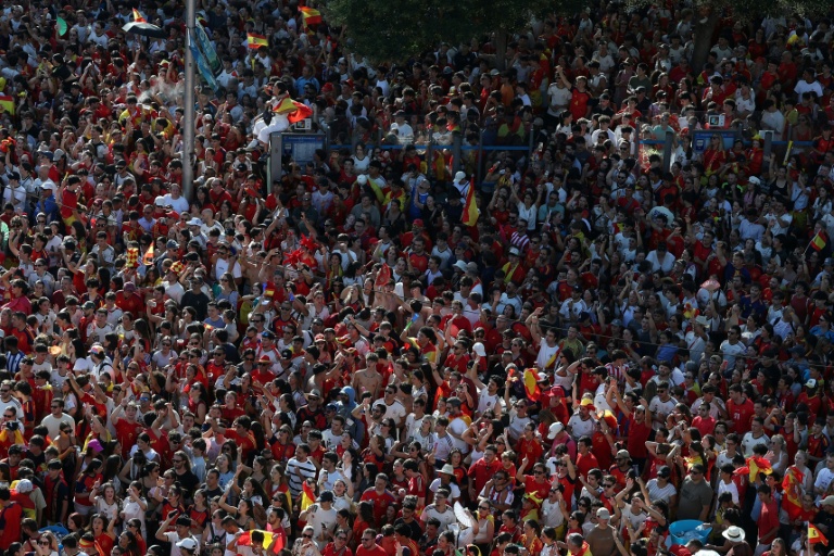 La foule de supporters espagnols attendent les champions du monde dans la capitale Madrid, le 20 juillet 2026 après la finale du Mondial remportée par la Roja