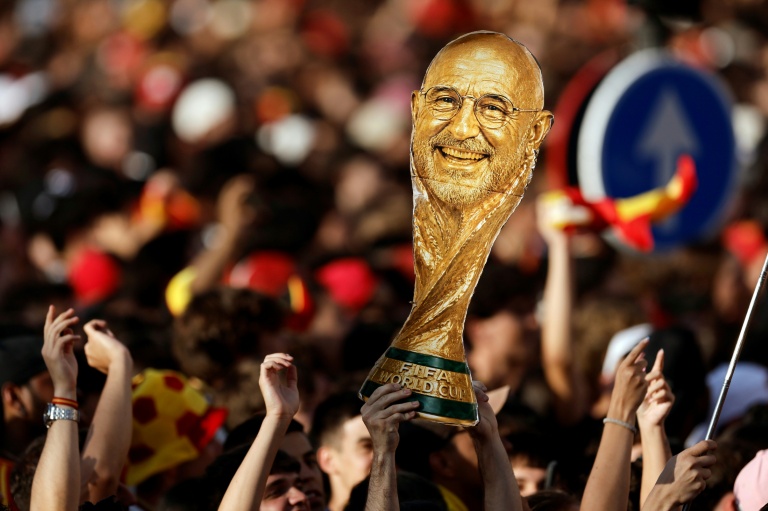 Réplique du trophée de la Coupe du monde à l'effigie du sélectionneur espagnol Luis de la Fuente, place de la fontaine de Cibeles à Madrid où les champions du monde sont attendus, le 20 juillet 2026