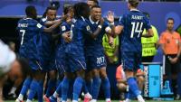 Kylian Mbappe entouré de ses coéquipiers après son premier but lors de la victoire de la France contre l'Irak (3-0) en phase de poules du Mondial 2026, le 22 juin à Philadelphie
