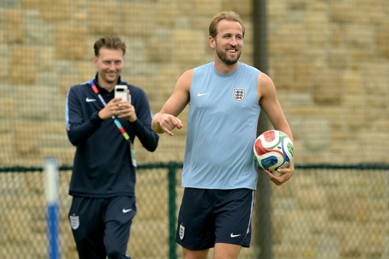 Harry Kane sourit lors d'un entraînement de l'équipe d'Angleterre, le 22 juin 2026 à Kansas City