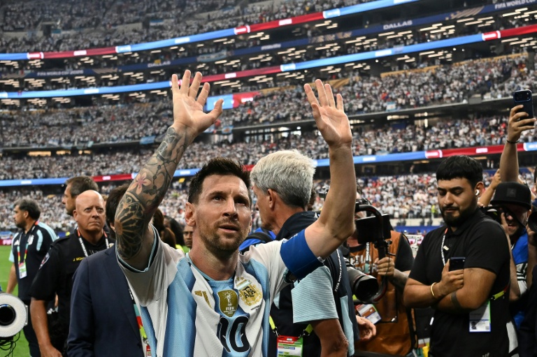 L'Argentin Lionel Messi salue les spectateurs en quittant le terrain, après son doublé contre l'Autriche, le 22 juin 2026 à Arlington, au Texas