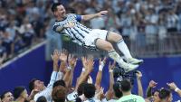 Lionel Messi célébré par ses coéquipiers après la qualification pour les quarts de finale du Mondial de l'Argentine contre l'Egypte mardi à Atlanta.