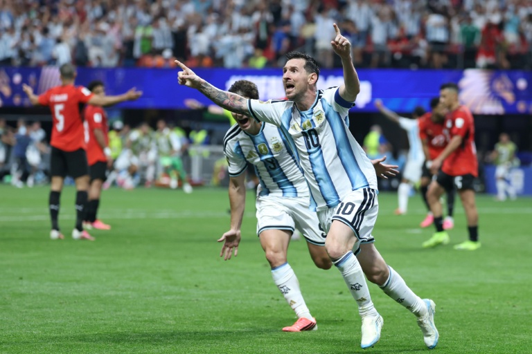 Lionel Messi célèbre son but, qui donne l'égalisation à l'Argentine mardi en 8e de finale du Mondial contre l'Egypte.