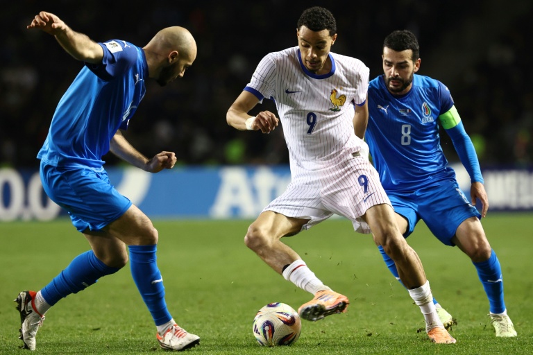 Hugo Ekitike (C) lors de la victoire de la France 3-1 en Azerbaïdjan en éliminatoires de la Coupe du monde 2026, le 16 novembre 2025 à Bakou