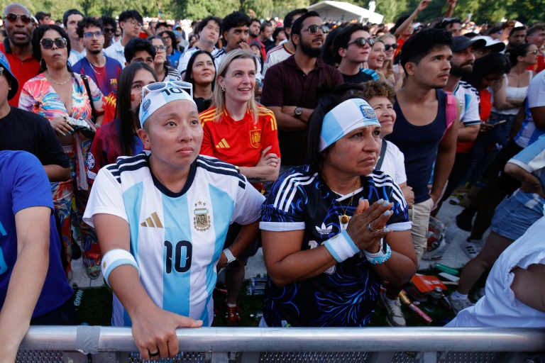 Des supporters de l'Argentine après la défaite de leur équipe face à l'Espagne, le 19 juin 2026 à Central Park, New York