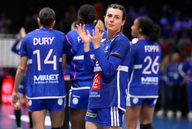 La déception des Françaises après leur défaite contre l'Allemagne en demi-finales du Mondial de handball à Rotterdam, le 12 décembre 2025 