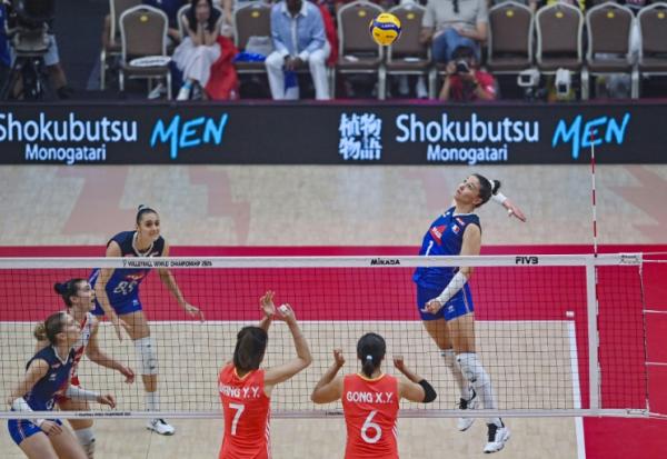 La capitaine des Bleues Héléna Cazaute au smash lors du 8e de finale du Mondial de volley contre la Chine, le 31 août 2025 à Bangkok