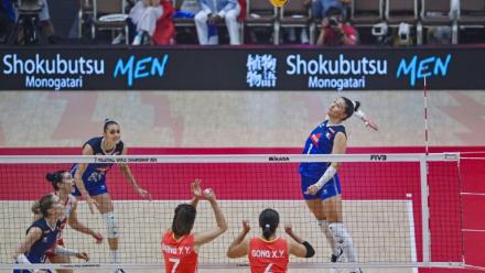 La capitaine des Bleues Héléna Cazaute au smash lors du 8e de finale du Mondial de volley contre la Chine, le 31 août 2025 à Bangkok