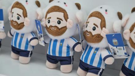 Des peluches à l'effigie du joueur argentin Lionel Messi, dans l'usine All Star Partner, à Yiwu, en Chine, où elles sont confectionnées, le 5 juin 2026