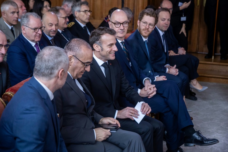 Le président Emmanuel Macron assiste à la cérémonie d'investiture de la nouvelle présidente de la Cour des comptes, Amélie de Montchalin, au siège de la Cour des comptes à Paris, le 13 mars 2026