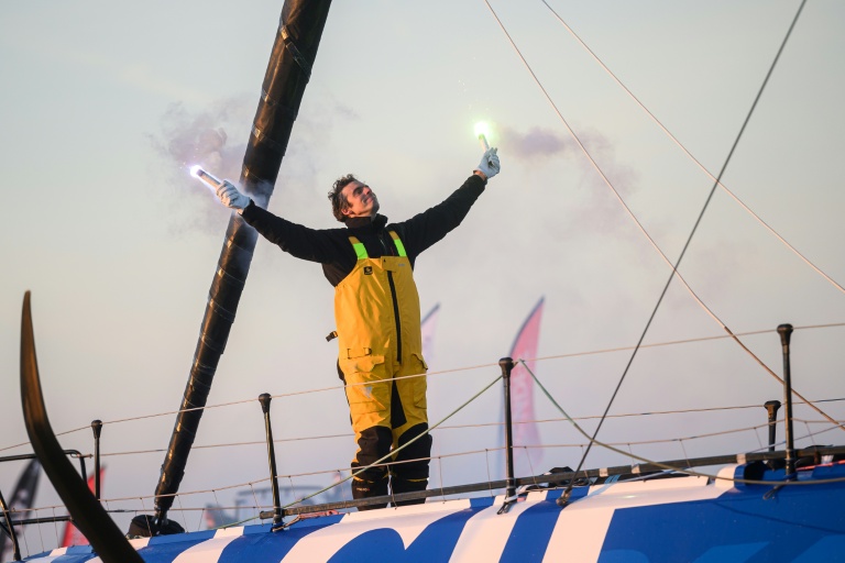 Charlie Dalin célèbre sa victoire dans le Vendée Globe aux Sables- d'Olonne le 14 janvier 2025.