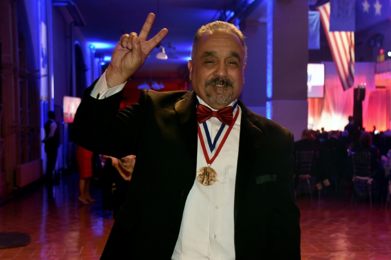 Le tromboniste et légende de la salsa Willie Colon pause après avoir reçu un prix à New York, le 12 mai 2018.