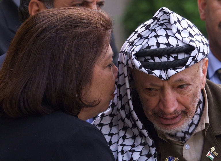 Le dirigeant palestinien Yasser Arafat et la représentante de l'Autorité palestinienne à Paris, Leila Shahid, après sa rencontre avec le président français Jacques Chirac le 29 juillet 2000 à l'Élysée
