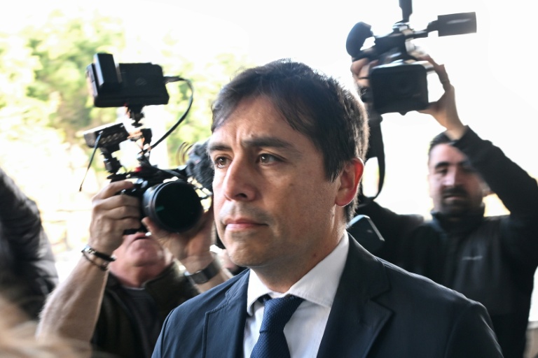 Salvador Plasencia arrive au tribunal de district des États-Unis à Los Angeles, en Californie, le 3 décembre 2025, pour entendre sa sentence pour avoir fourni de la kétamine à l'acteur Matthew Perry