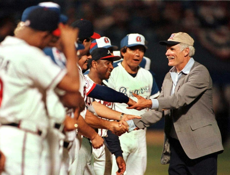 Le propriétaire des Braves d'Atlanta, Ted Turner (d), salue d'anciens joueurs des Braves lors d'une cérémonie pour commémorer le dernier match à domicile de la saison régulière au Fulton County Stadium d'Atlanta, en Géorgie, le 23 septembre 2001